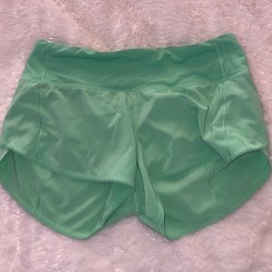 Lululemon 2.5 inch Speed up, Green, Size 2